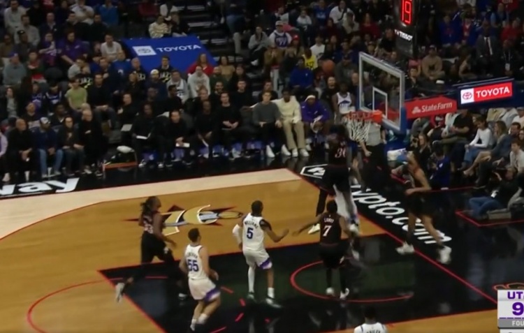 咪咕体育直播下载-无处不在！博纳奋力追防 腾空暴起送科利尔遮天大帽