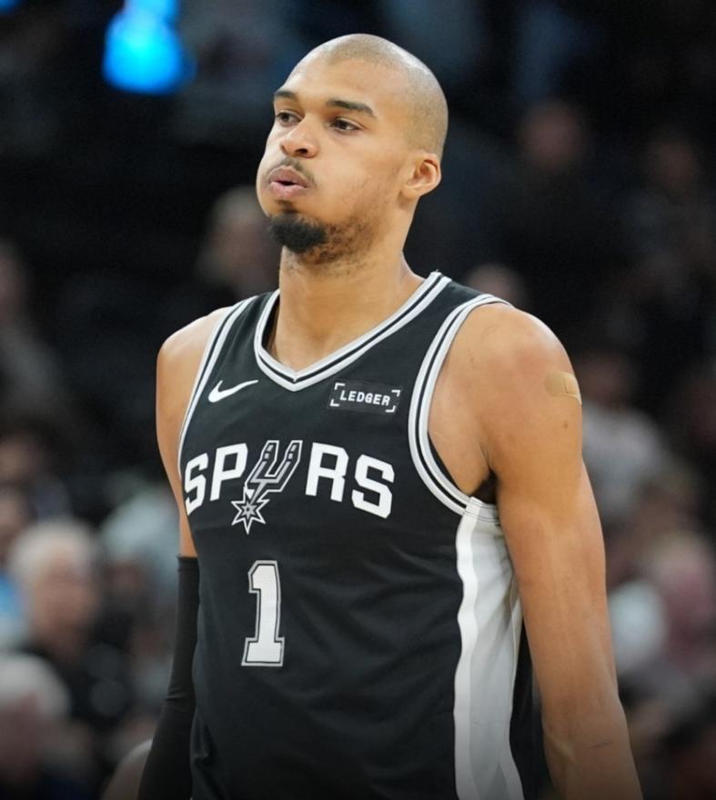 咪咕体育直播CBA-福克斯31分文班亚马26+13+5封盖，努尔基奇连场三双，马刺灭爵士